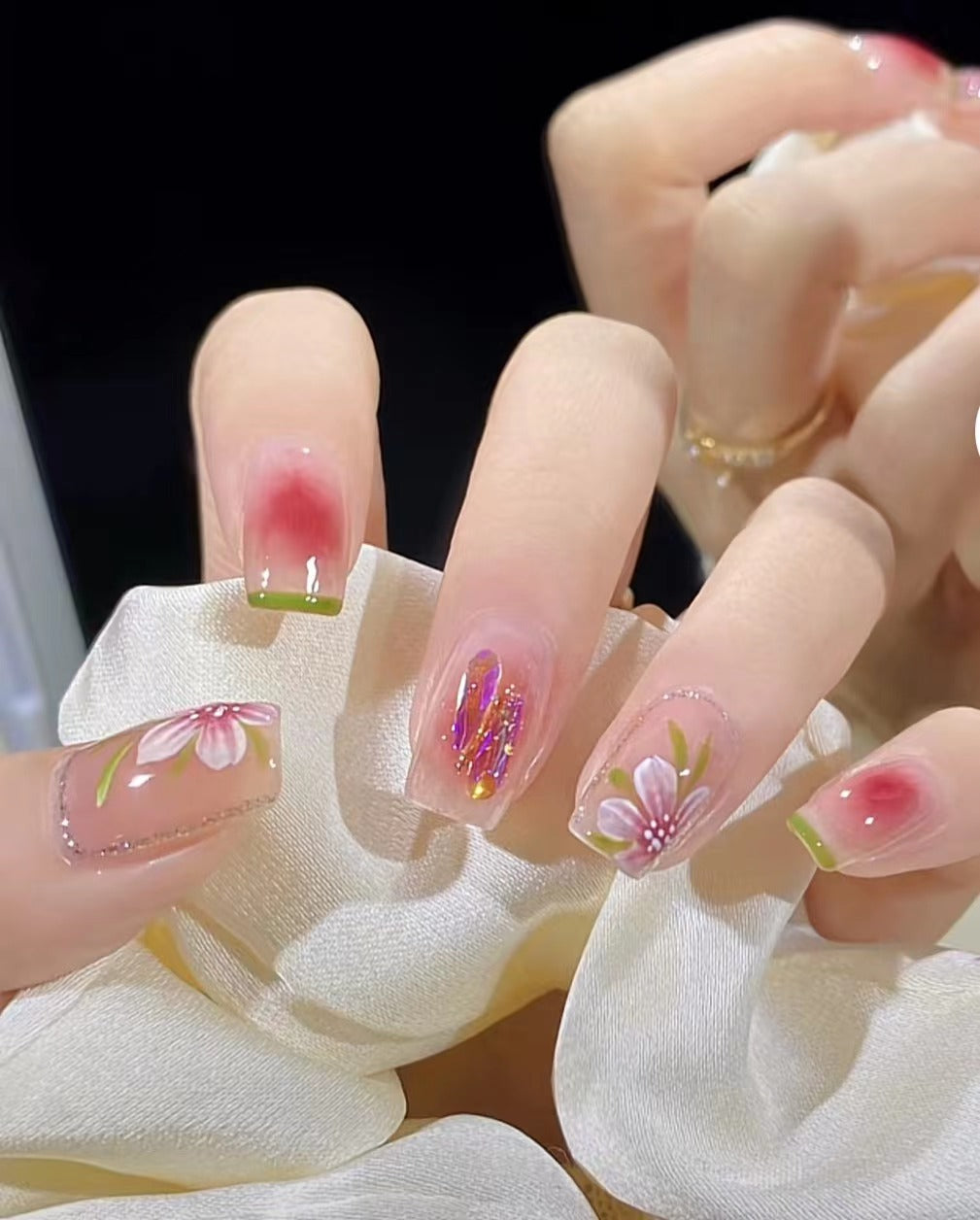 Easy-apply pink artificial nails for manicure
